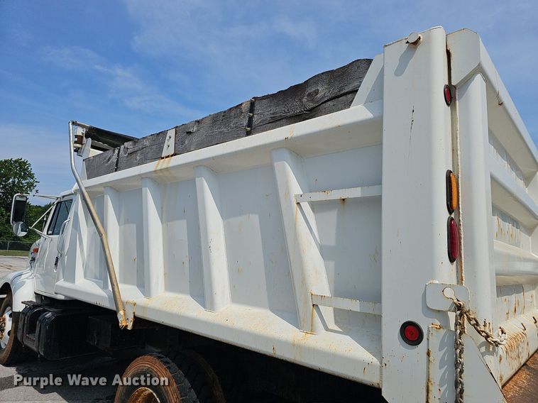 image for item EJ5582 2001 International  2674 dump truck