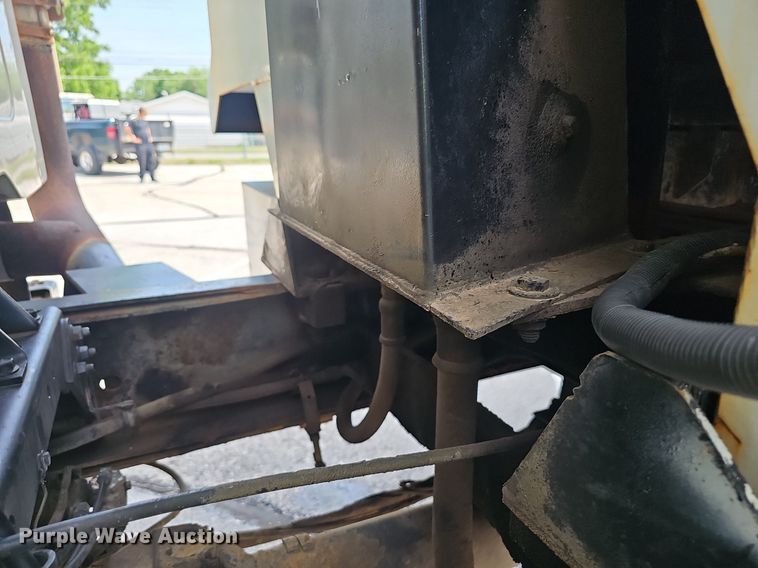 image for item EJ5582 2001 International  2674 dump truck