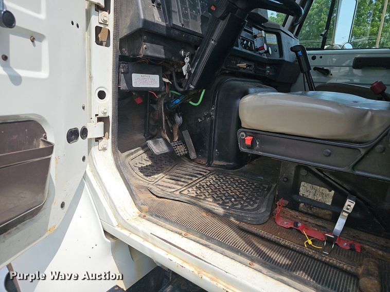 image for item EJ5582 2001 International  2674 dump truck