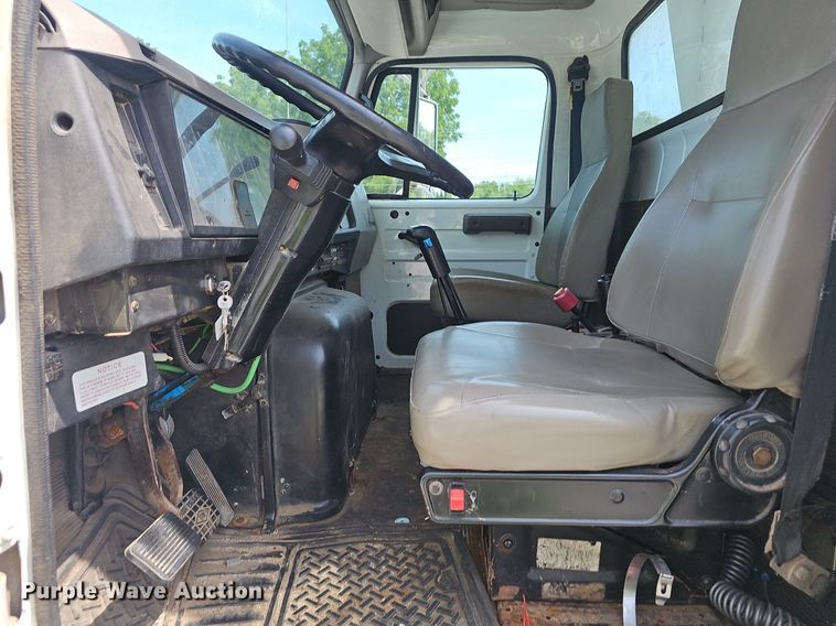 image for item EJ5582 2001 International  2674 dump truck