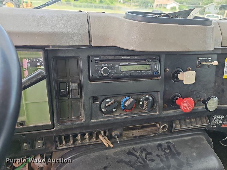 image for item EJ5582 2001 International  2674 dump truck