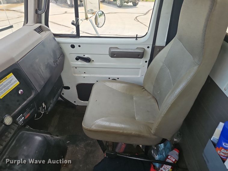 image for item EJ5582 2001 International  2674 dump truck