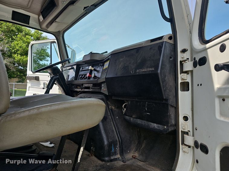 image for item EJ5582 2001 International  2674 dump truck