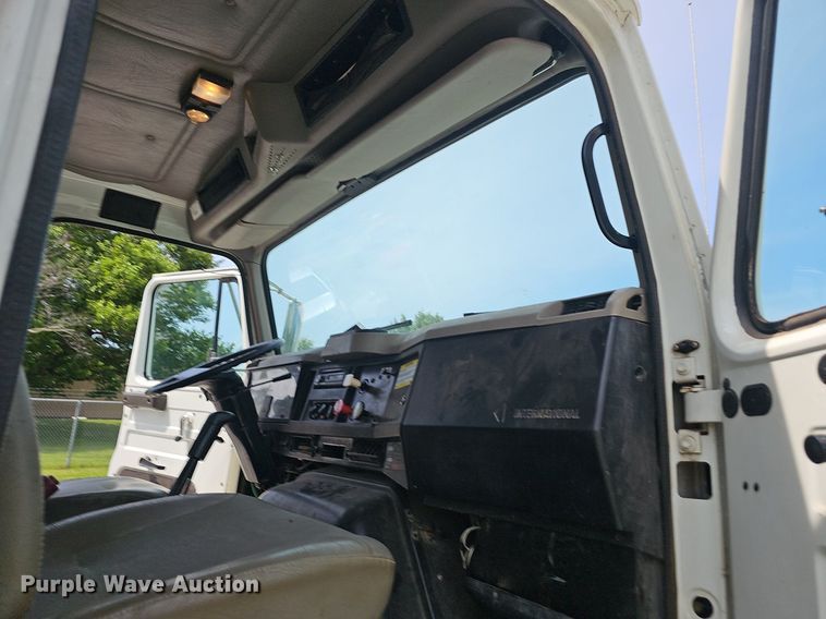 image for item EJ5582 2001 International  2674 dump truck