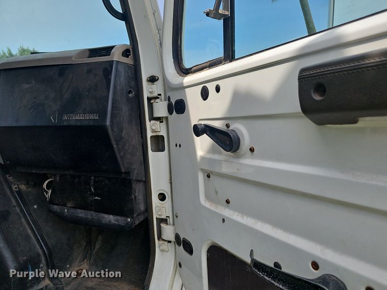 image for item EJ5582 2001 International  2674 dump truck