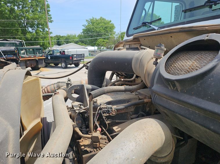 image for item EJ5582 2001 International  2674 dump truck