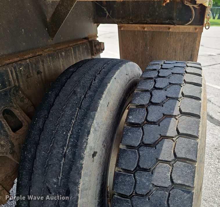 image for item EJ5582 2001 International  2674 dump truck