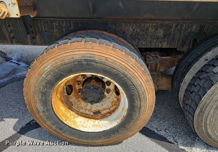 image for item EJ5582 2001 International  2674 dump truck