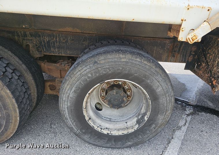 image for item EJ5582 2001 International  2674 dump truck