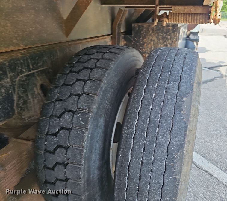 image for item EJ5582 2001 International  2674 dump truck