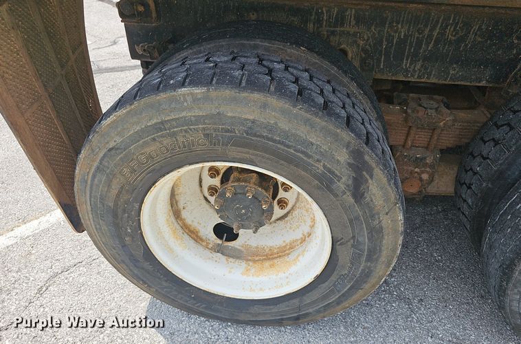 image for item EJ5582 2001 International  2674 dump truck