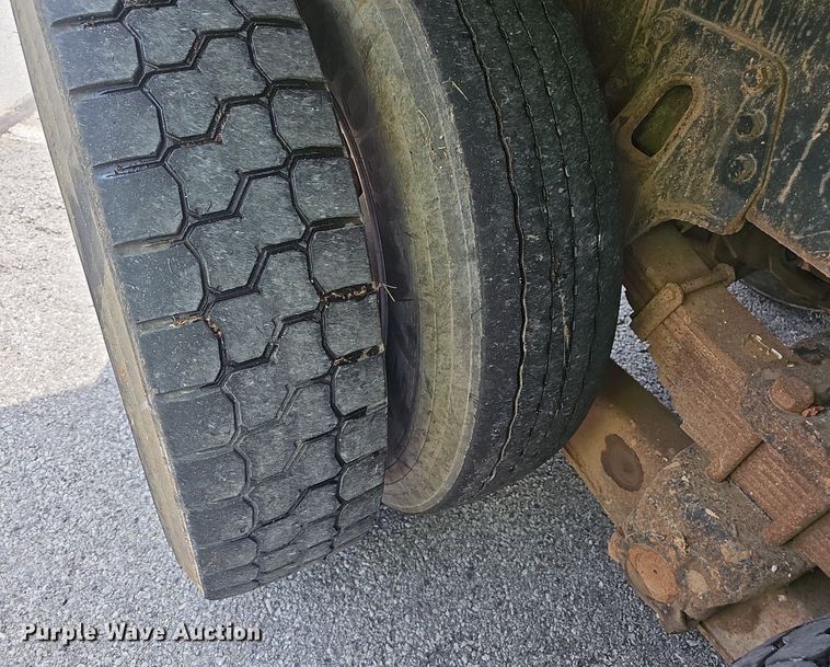 image for item EJ5582 2001 International  2674 dump truck