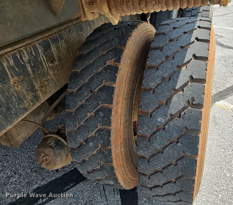 image for item EJ5582 2001 International  2674 dump truck