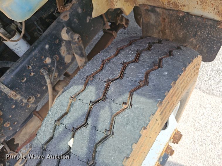 image for item EJ5582 2001 International  2674 dump truck