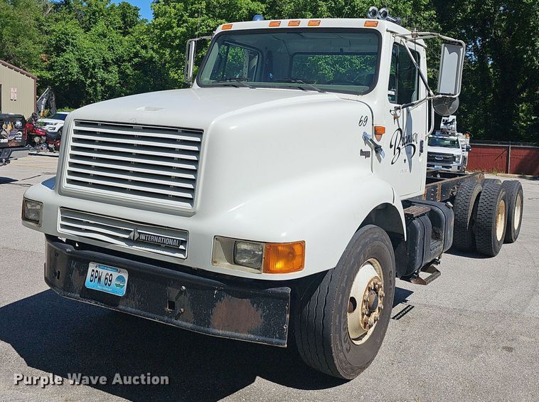 image for item EJ5653 2000 International  2674 truck cab and chassis