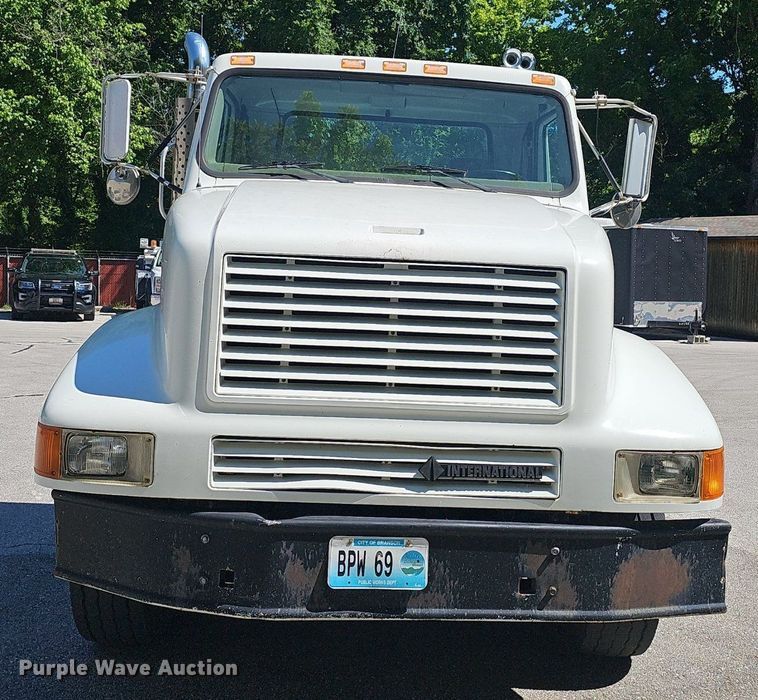 image for item EJ5653 2000 International  2674 truck cab and chassis