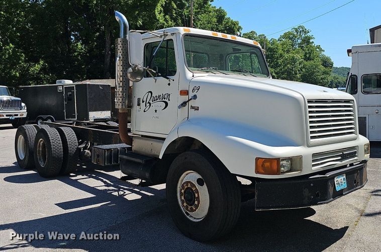 image for item EJ5653 2000 International  2674 truck cab and chassis