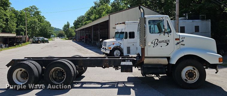 image for item EJ5653 2000 International  2674 truck cab and chassis