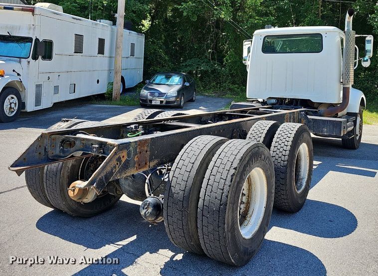 image for item EJ5653 2000 International  2674 truck cab and chassis