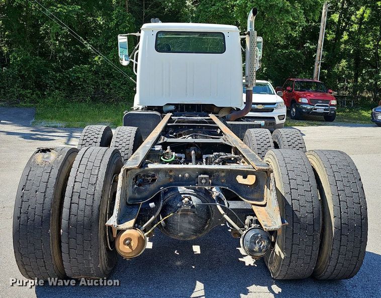 image for item EJ5653 2000 International  2674 truck cab and chassis