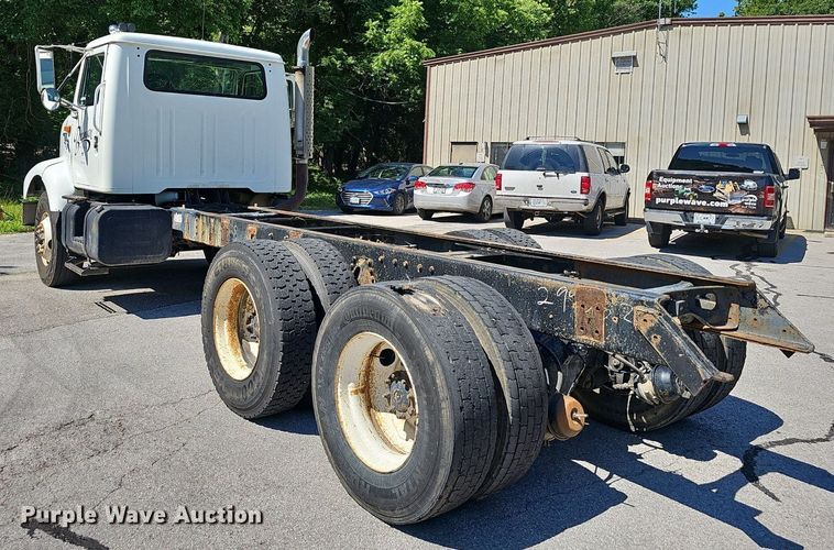 image for item EJ5653 2000 International  2674 truck cab and chassis