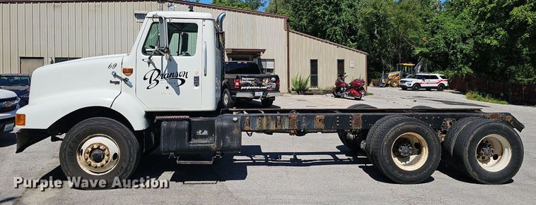 image for item EJ5653 2000 International  2674 truck cab and chassis