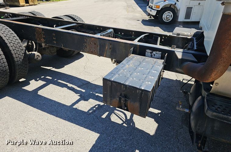 image for item EJ5653 2000 International  2674 truck cab and chassis