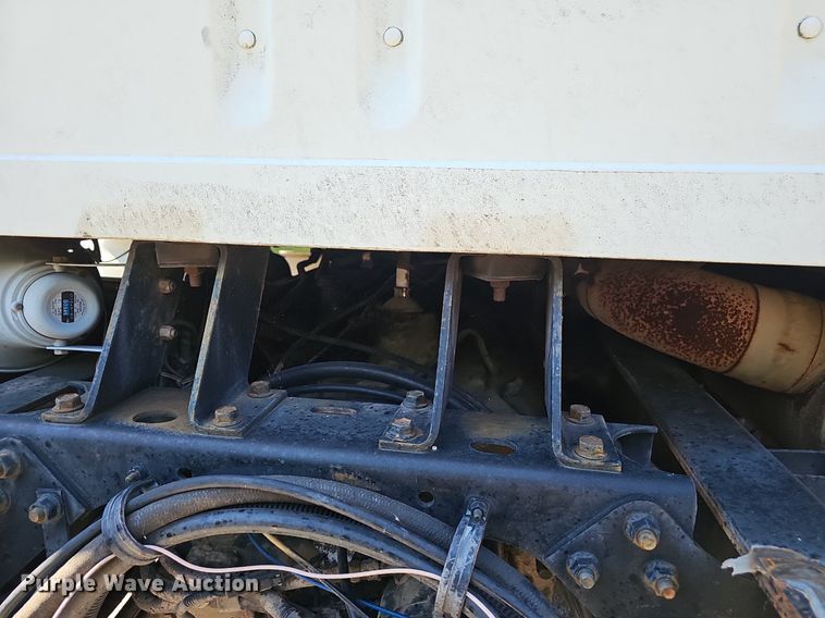 image for item EJ5653 2000 International  2674 truck cab and chassis