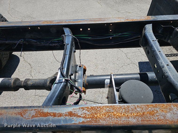 image for item EJ5653 2000 International  2674 truck cab and chassis