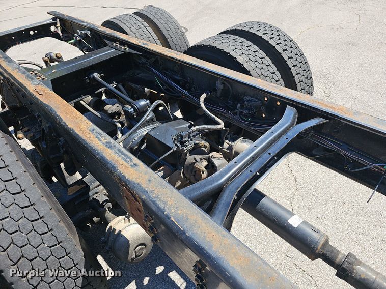 image for item EJ5653 2000 International  2674 truck cab and chassis