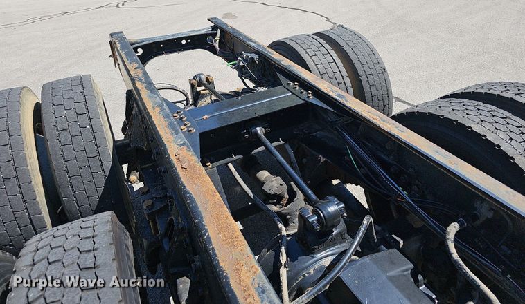 image for item EJ5653 2000 International  2674 truck cab and chassis