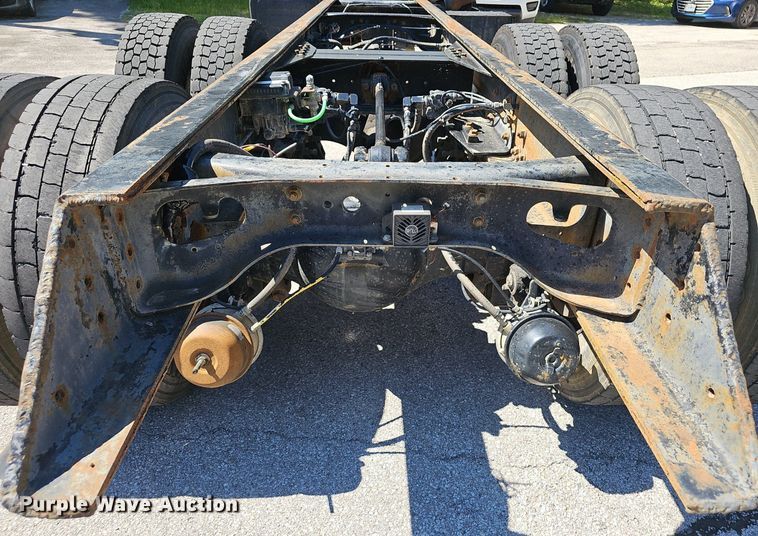 image for item EJ5653 2000 International  2674 truck cab and chassis