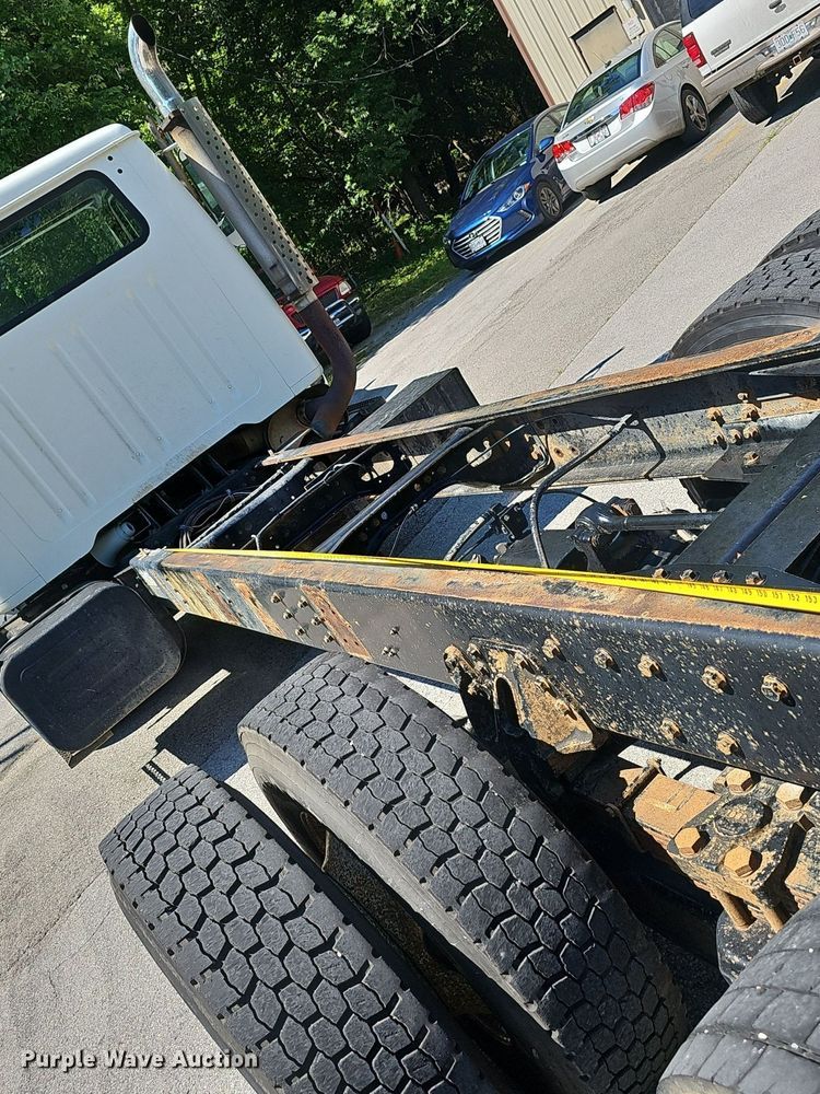 image for item EJ5653 2000 International  2674 truck cab and chassis