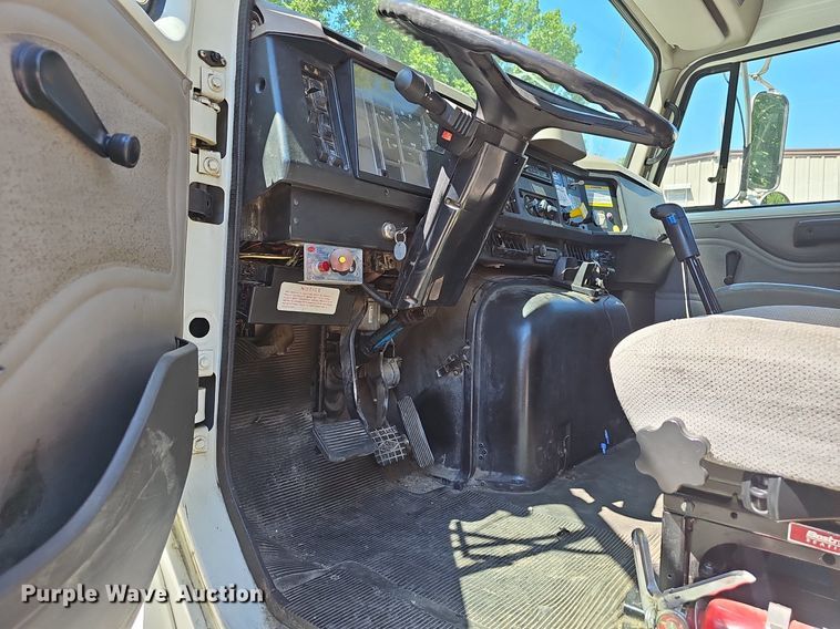 image for item EJ5653 2000 International  2674 truck cab and chassis