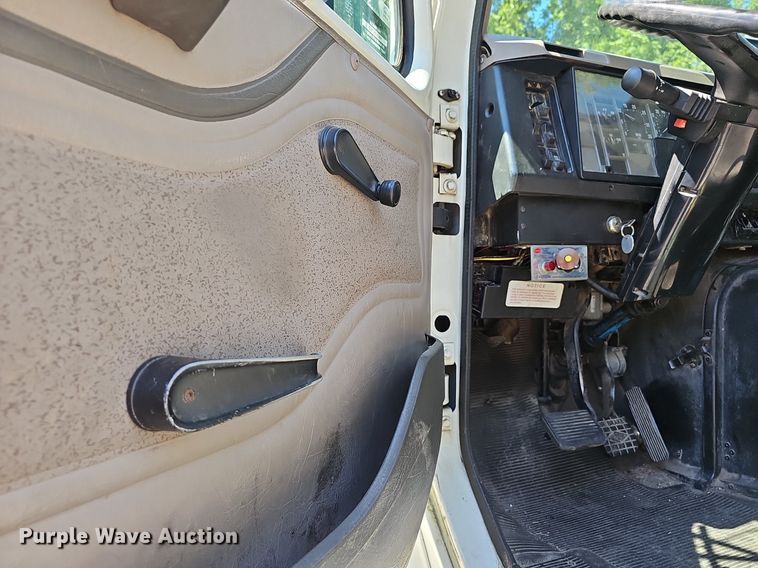 image for item EJ5653 2000 International  2674 truck cab and chassis