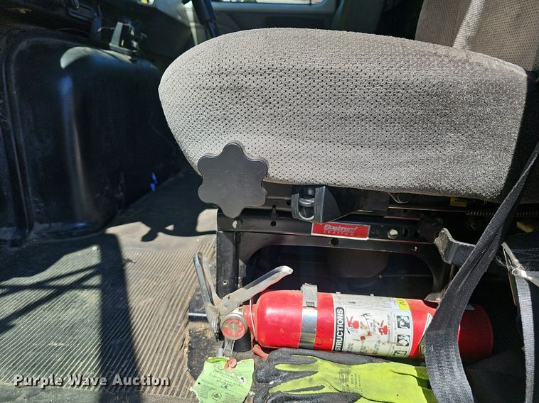 image for item EJ5653 2000 International  2674 truck cab and chassis