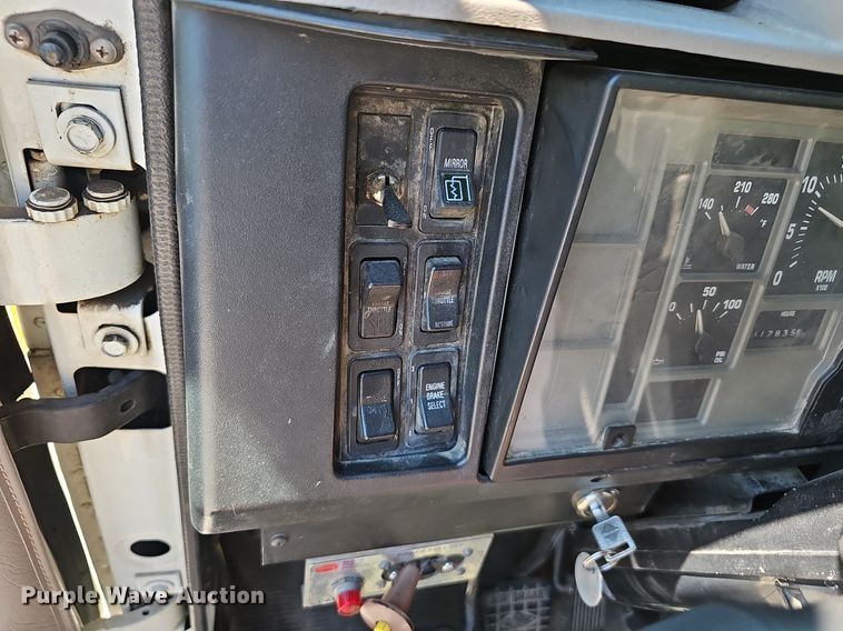 image for item EJ5653 2000 International  2674 truck cab and chassis