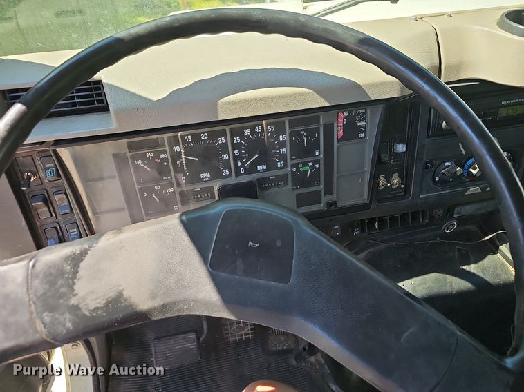 image for item EJ5653 2000 International  2674 truck cab and chassis