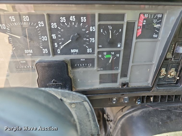 image for item EJ5653 2000 International  2674 truck cab and chassis