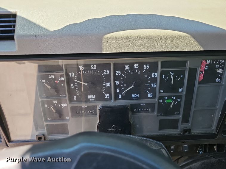 image for item EJ5653 2000 International  2674 truck cab and chassis