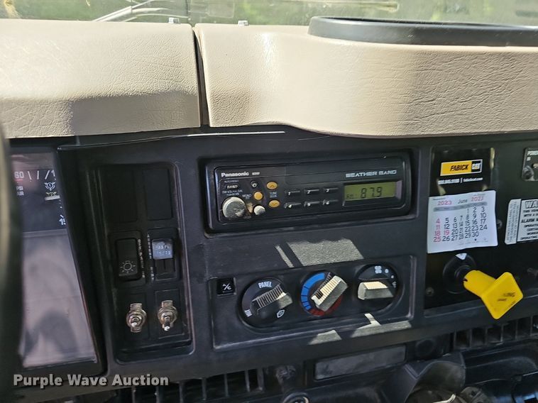 image for item EJ5653 2000 International  2674 truck cab and chassis