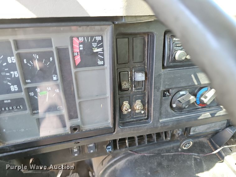 image for item EJ5653 2000 International  2674 truck cab and chassis