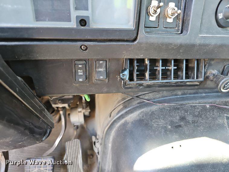 image for item EJ5653 2000 International  2674 truck cab and chassis