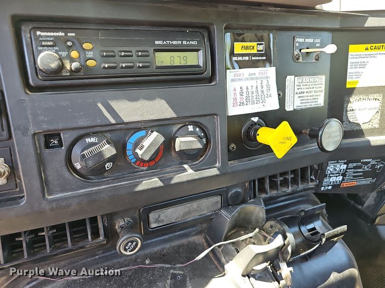 image for item EJ5653 2000 International  2674 truck cab and chassis