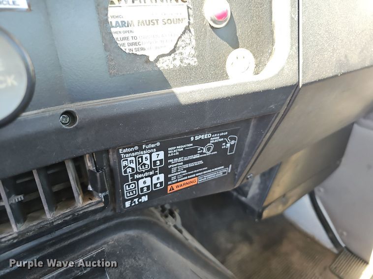 image for item EJ5653 2000 International  2674 truck cab and chassis