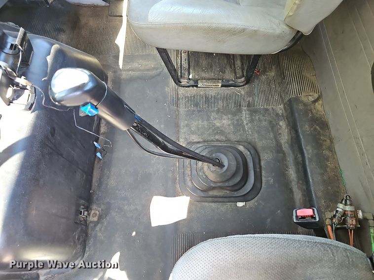 image for item EJ5653 2000 International  2674 truck cab and chassis