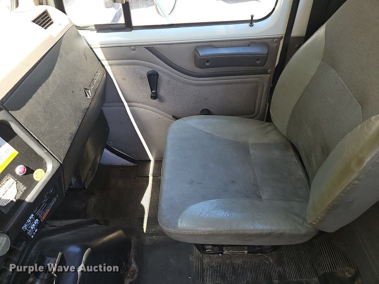 image for item EJ5653 2000 International  2674 truck cab and chassis