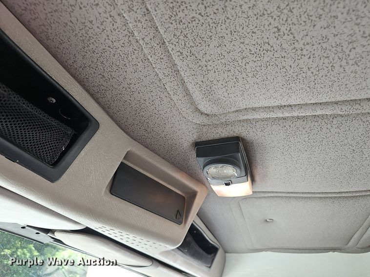 image for item EJ5653 2000 International  2674 truck cab and chassis