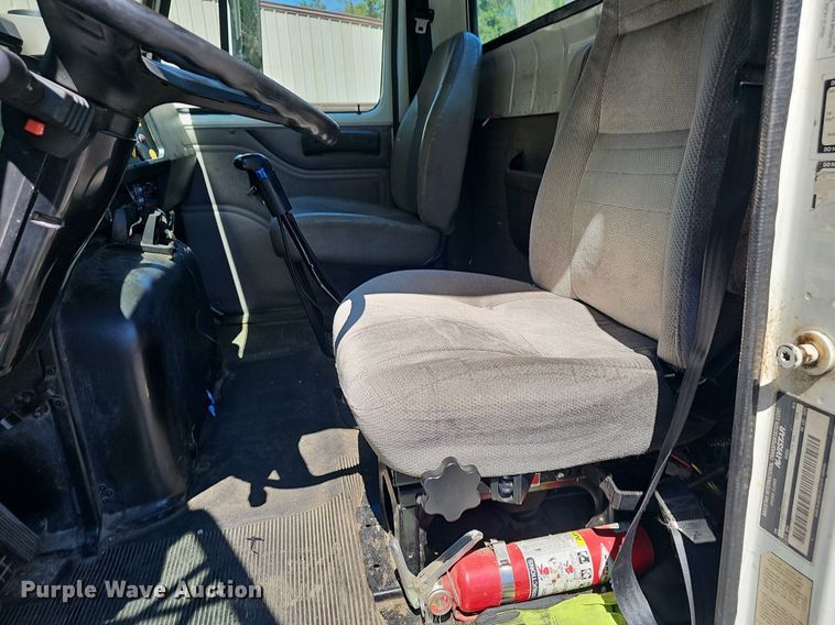 image for item EJ5653 2000 International  2674 truck cab and chassis