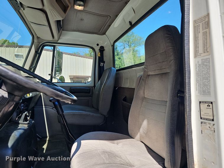 image for item EJ5653 2000 International  2674 truck cab and chassis